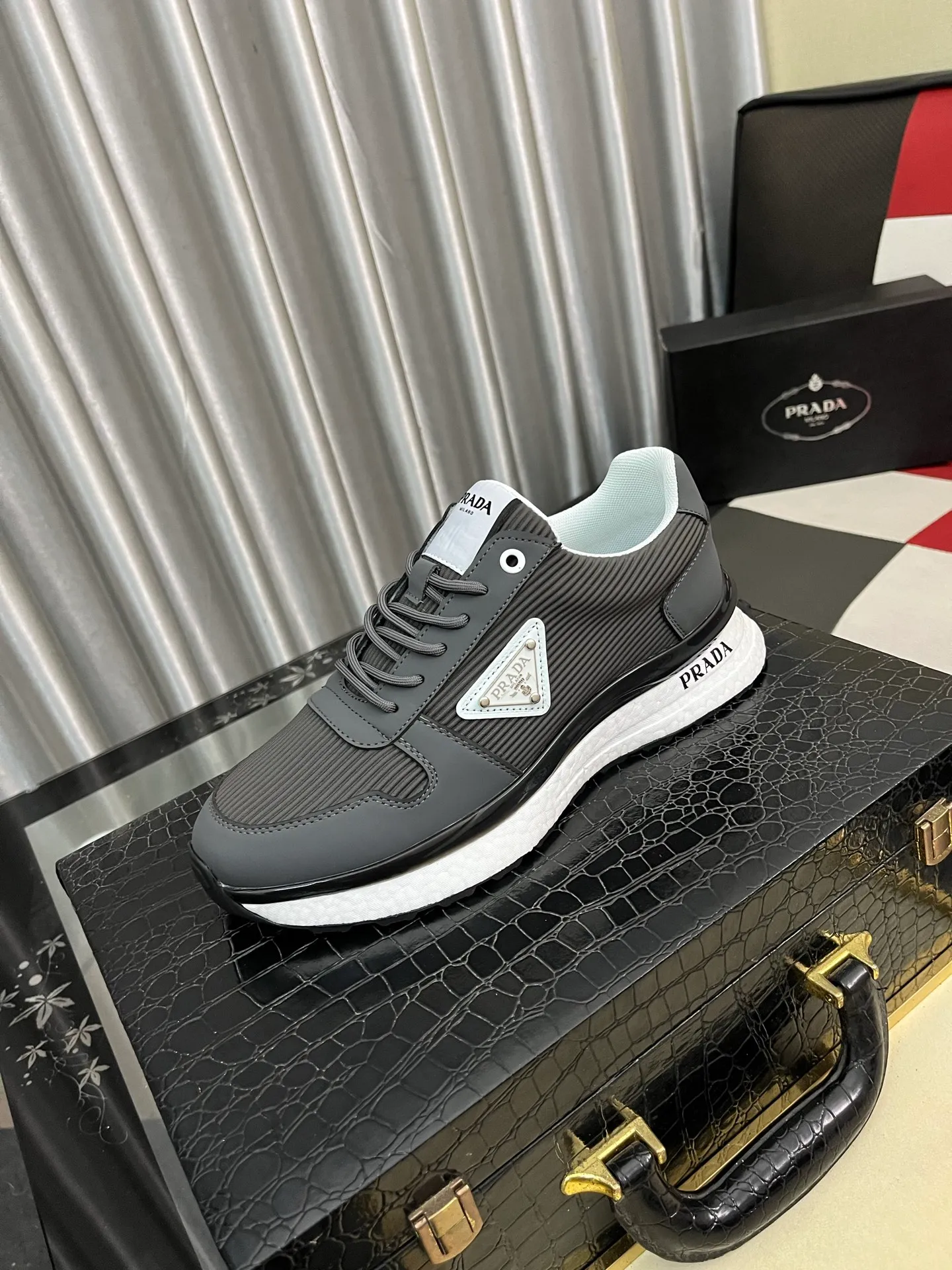 Men's Men's Shoes 💰458⌚️⌚️ Prada/Prada Men's new casual shoes, this sports shoe is made of imported calfskin upper with breathable mesh and breathable mesh lining. The foot pads are made of sheepskin, and the outsole is made of non-slip sports exclusive rubber outsole with logo. It feels good on the feet and is a fashionable item! Size: 38-44 4️⃣colors available